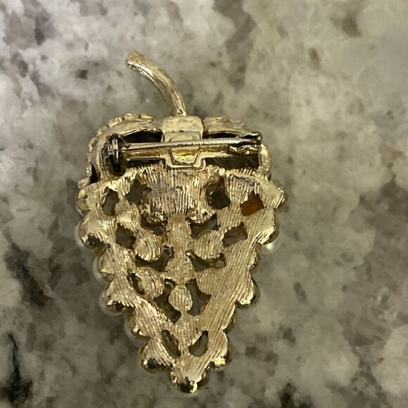 Crown Trifari Grape Cluster Brooch Pin Faux Pearls - Picture 3 of 6